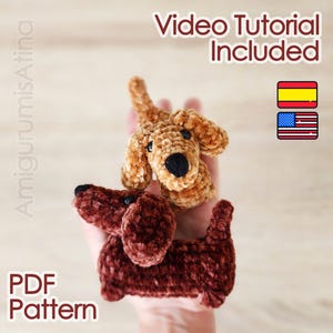 Puede incluir: Dos juguetes de peluche con forma de perro salchicha, en tonos marrones, uno claro y otro oscuro. Los juguetes están hechos a mano y tienen narices negras. La imagen incluye el texto "Video Tutorial Included" y "PDF Pattern".