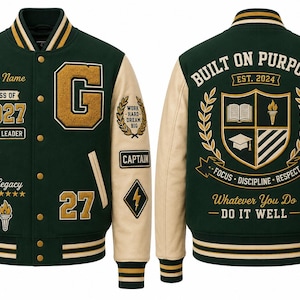 Op de afbeelding: Een donkergroen en crèmekleurig varsity jack met gouden borduursels. De voorkant toont een grote letter G, de tekst Your Name, Class of 2027, Team Leader, Legacy en 27. De achterkant heeft een embleem met de tekst Built on Purpose, Est. 2024, Focus, Discipline, Respect en Whatever You Do Do It Well.