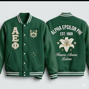 Può includere: Giacca college verde con strisce bianche su colletto, polsini e orlo. Il davanti presenta le lettere greche ΑΕΦ, uno stemma e stelle e lune. Il retro mostra "ALPHA EPSILON PHI EST. 1909" e un fiore di giglio.
