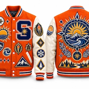 Op de afbeelding: Een oranje en witte varsity-jas met een grote letter S op de borst, voorzien van talloze geborduurde patches waaronder bergen, zonnen, kompassen, fakkels en het getal 14. De achterkant toont een grote cirkelvormige afbeelding van een zon boven bergen.