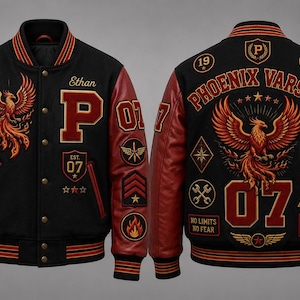 Może przedstawiać: Czarno-czerwona kurtka typu varsity z grafiką feniksa, napisem Ethan, P, 07, Phoenix Varsity, Rise Above All, No Limits No Fear oraz Built For Glory, z różnymi haftowanymi naszywkami, w tym gwiazdami, tarczami i symbolem błyskawicy.