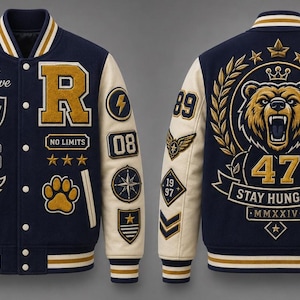 Puede incluir: Una chaqueta universitaria azul marino y crema con parches bordados dorados. El frente muestra el texto Rise Above, R, No Limits, 86 y una huella. La parte posterior presenta una gran cabeza de oso, el número 47 y el texto Stay Hungry MMXXIV.