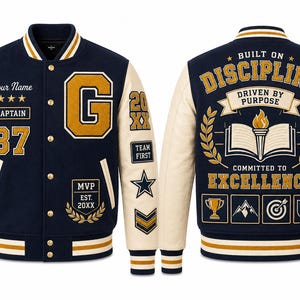 Könnte beinhalten: Eine marineblaue und cremefarbene Collegejacke mit goldenen Stickaufnähern, darunter der Buchstabe G, die Zahl 37 sowie der Text Your Name, Captain, MVP, Built on Discipline, Driven by Purpose und Committed to Excellence.