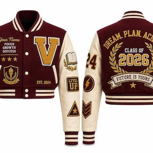 Pode incluir: Uma jaqueta varsity bordô e creme com uma letra V, o texto Your Name, Focus Growth Success, Est. 2024 e vários patches. A parte de trás exibe Dream. Plan. Achieve. Class of 2026, Future Is Yours e patches gráficos adicionais.