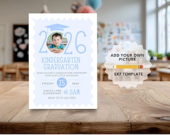 Pode incluir: Um convite de formatura do jardim de infância azul claro com uma foto de uma criança, o ano de 2026 e detalhes do evento. O convite é um modelo de 12,7 x 17,8 cm com uma borda ondulada e inclui o texto "Kindergarten Graduation".