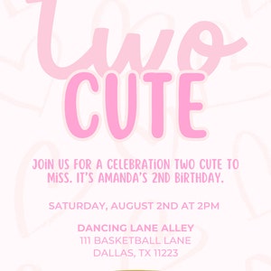 Pode incluir: Convite rosa com o texto "two cute" em uma fonte rosa. O convite &eacute; para uma festa de segundo anivers&aacute;rio. Inclui a data, a hora, o local e as informa&ccedil;&otilde;es de RSVP.