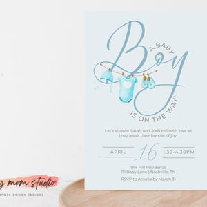 Ein süßer Junge ist unterwegs | Babypartyeinladung | Digital Blau Wäscheleine Einladen | Bearbeitbares Baby Wäsche Thema | Sofort Download