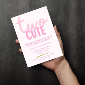 Dois convites fofos de aniversário | Convite rosa para menina de 2 anos | Aniversário de 2 anos de menina | Dois convites fofos | Tema de coração | Download digital Canva imagem 11