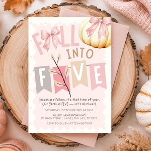 Puede incluir: Una tarjeta de invitación de cumpleaños rectangular con fondo rosa claro, una calabaza en acuarela con un lazo rosa, el texto Fall Into Five y los detalles del evento, incluyendo la fecha 3 de octubre, la ubicación y la información de RSVP.
