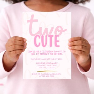 Dois convites fofos de aniversário | Convite rosa para menina de 2 anos | Aniversário de 2 anos de menina | Dois convites fofos | Tema de coração | Download digital Canva imagem 5