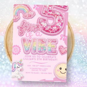 以下が含まれることがあります： スパンコールで飾られた大きな数字の5、虹、そして「five is a VIBE」という文字が描かれたピンク色の誕生日招待状。2月23日午後2時から4時まで、111 Basketball Lane, Dallas, TX 11223で開催されるリリアンの5歳の誕生日パーティーの詳細が記載されています。