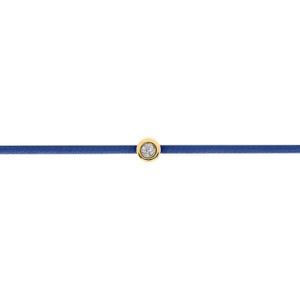 Puede incluir: Una pulsera azul minimalista con un dije circular dorado con una gema transparente en el centro. La pulsera tiene una fina banda azul sólida, con el dije centrado.