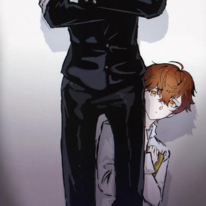 Enfant Saeran se cachant derrière un costume Saeran Carte postale Mystic Messenger