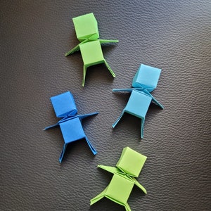 Persoon/beeldje van origamipapier