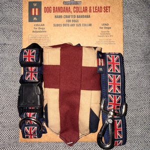 Op de afbeelding: Honden bandana, halsband en riem set met een Union Jack patroon. De set bevat een verstelbare halsband, een bandana die op elke halsband past en een riem met een veilige clip. Handgemaakt voor honden.