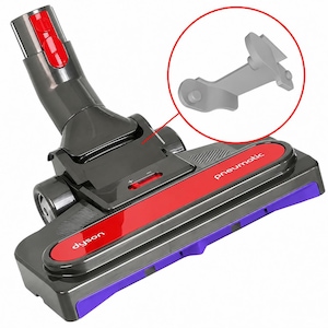 Può includere: Una spazzola per aspirapolvere Dyson pneumatic grigia con pannello superiore rosso, bordo anteriore viola e pulsante di rilascio rosso. Un riquadro circolare mostra un componente in plastica grigia con design a T e due perni.