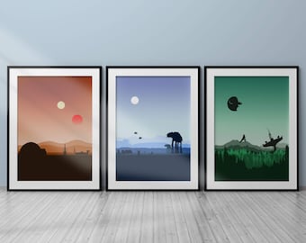 Op de afbeelding: Drie ingelijste prints met een Star Wars-thema. De eerste print is een zonsondergangscène met twee manen en een silhouet van een gebouw. De tweede print is een blauwe lucht met een maan en een silhouet van een AT-AT-walker. De derde print is een groene bos scène met een silhouet van een TIE-jager.