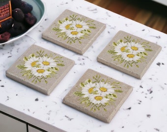 Underlägg med prästkragesten, set om 4 med vildblommor, bordsartiklar, konstdekorationsunderlägg, present till mamma, inflyttningspresent, prästkragepresent till flickor