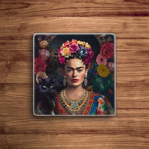 Pu&ograve; includere: Una corona di fiori colorata con un gatto nero si siede sulla spalla di una donna con i capelli scuri e una collana colorata. La donna indossa un vestito a motivi blu e rossi.