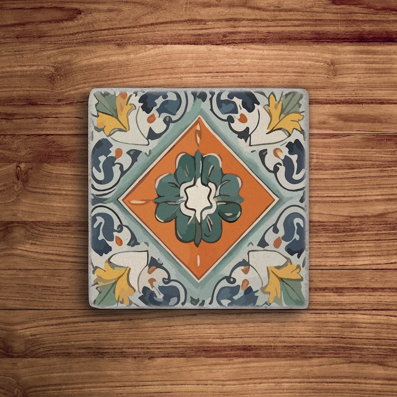 Puede incluir: Un azulejo de cer&aacute;mica cuadrado con un patr&oacute;n floral azul, verde, naranja y blanco. El azulejo tiene un aspecto desgastado y vintage.