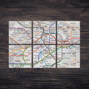 Può includere: Un set di sei sottobicchieri con una mappa della metropolitana di Londra. Ogni sottobicchiere è una sezione diversa della mappa, con le linee e le stazioni chiaramente etichettate. I sottobicchieri sono realizzati in un materiale resistente e sono perfetti per proteggere i tuoi mobili dagli schizzi.