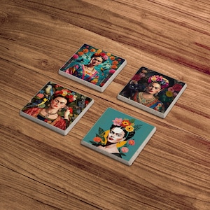 Pu&ograve; includere: Set di quattro sottobicchieri quadrati con immagini colorate di Frida Kahlo con fiori e uccelli. I sottobicchieri sono realizzati in materiale grigio chiaro.