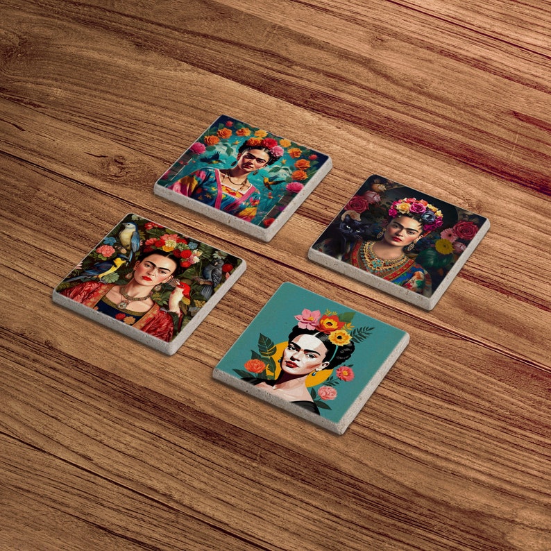 Pu&ograve; includere: Set di quattro sottobicchieri quadrati con immagini colorate di Frida Kahlo con fiori e uccelli. I sottobicchieri sono realizzati in materiale grigio chiaro.