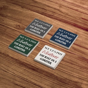 Puede incluir: Cuatro posavasos cuadrados con fondo blanco y texto negro que dice "WE CAN PUT Whatever YOU WANT ON A COASTER". Los posavasos son de cuatro colores diferentes: gris, azul, verde y blanco. El texto "Whatever" est&aacute; en un color diferente en cada posavasos: rosa, blanco, blanco y rosa.