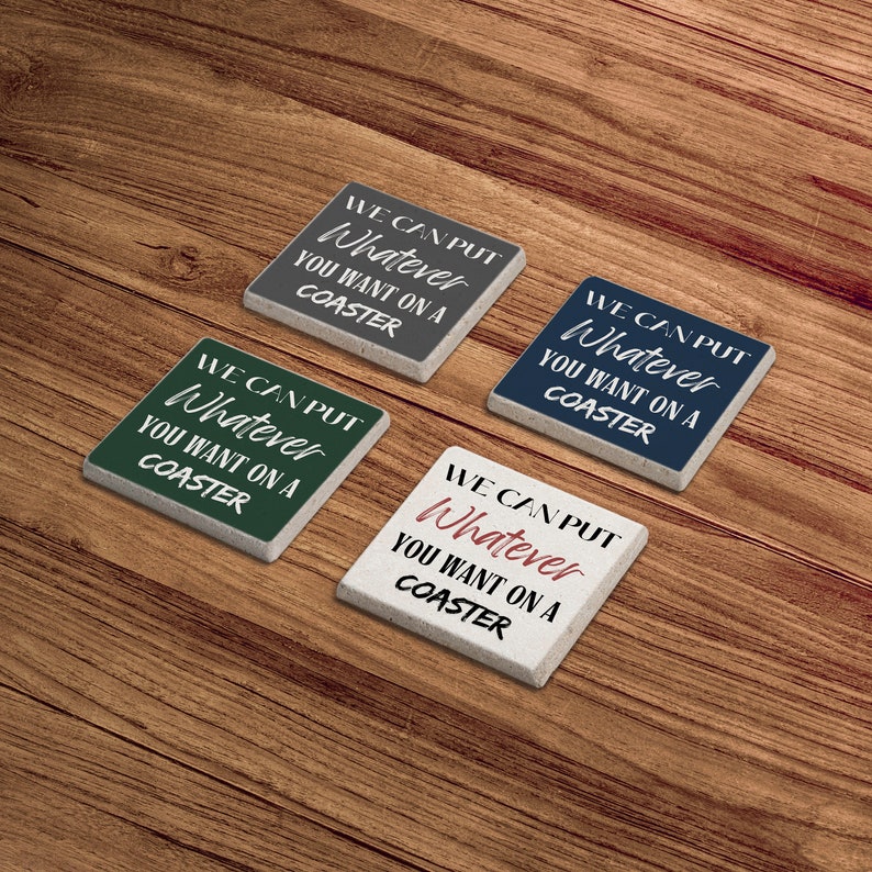 Puede incluir: Cuatro posavasos cuadrados con fondo blanco y texto negro que dice "WE CAN PUT Whatever YOU WANT ON A COASTER". Los posavasos son de cuatro colores diferentes: gris, azul, verde y blanco. El texto "Whatever" est&aacute; en un color diferente en cada posavasos: rosa, blanco, blanco y rosa.
