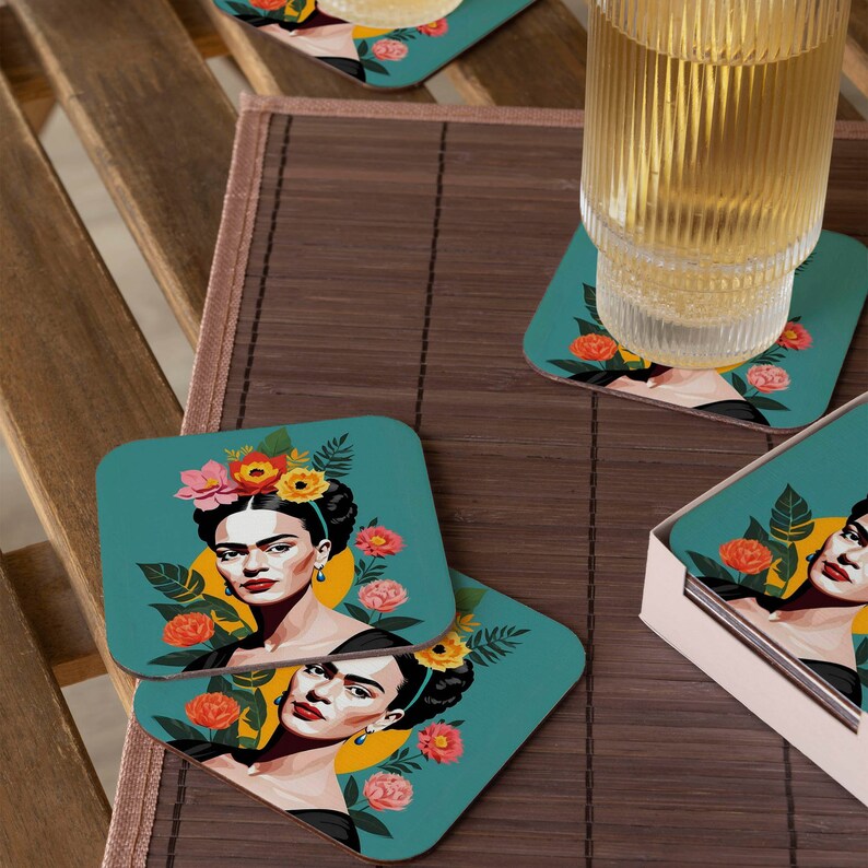 Pu&ograve; includere: Set di quattro sottobicchieri blu turchese con un'illustrazione colorata di Frida Kahlo con fiori nei capelli. I sottobicchieri sono realizzati in un materiale resistente e sono perfetti per proteggere i tuoi mobili da schizzi e graffi.
