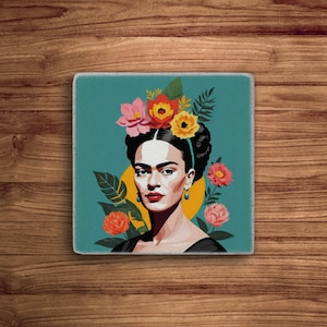 Pu&ograve; includere: Un'illustrazione colorata di Frida Kahlo con una corona di fiori su uno sfondo blu-verde. I fiori sono rossi, gialli, arancioni e rosa.