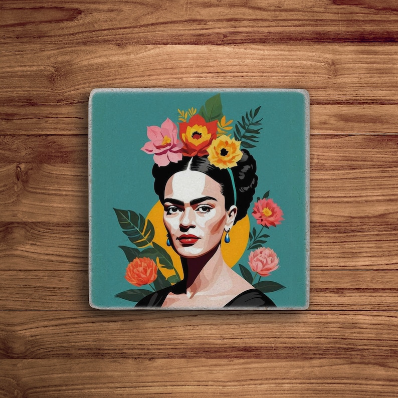 Pu&ograve; includere: Un'illustrazione colorata di Frida Kahlo con una corona di fiori su uno sfondo blu-verde. I fiori sono rossi, gialli, arancioni e rosa.