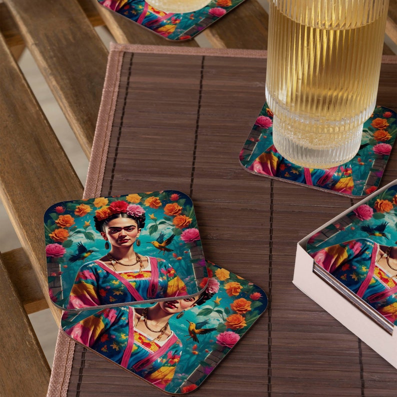 Pu&ograve; includere: Set di quattro sottobicchieri quadrati con un'illustrazione colorata di Frida Kahlo con fiori nei capelli e uccelli che volano intorno a lei. I sottobicchieri sono realizzati in un materiale resistente e sono perfetti per proteggere i tuoi mobili da schizzi e graffi.