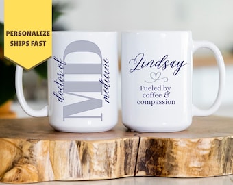 Taza de café azul personalizada con el título de Doctor en Medicina, ideal como regalo de graduación, taza de café personalizada para médicos.