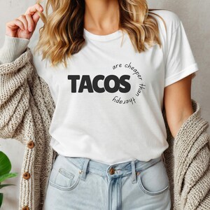 Maglietta Taco Divertente Terapia Sentimenti Maglietta Gioco di parole Regalo I tacos sono più economici della terapia Maglietta morbida unisex per il comfort quotidiano amico mamma papà