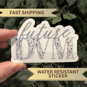 Puede incluir: Un juego de tres tazas de cerámica con un acabado mate moteado. Las tazas son de color crema, gris claro y gris oscuro. Cada taza tiene un diseño simple y minimalista y un asa redondeada.