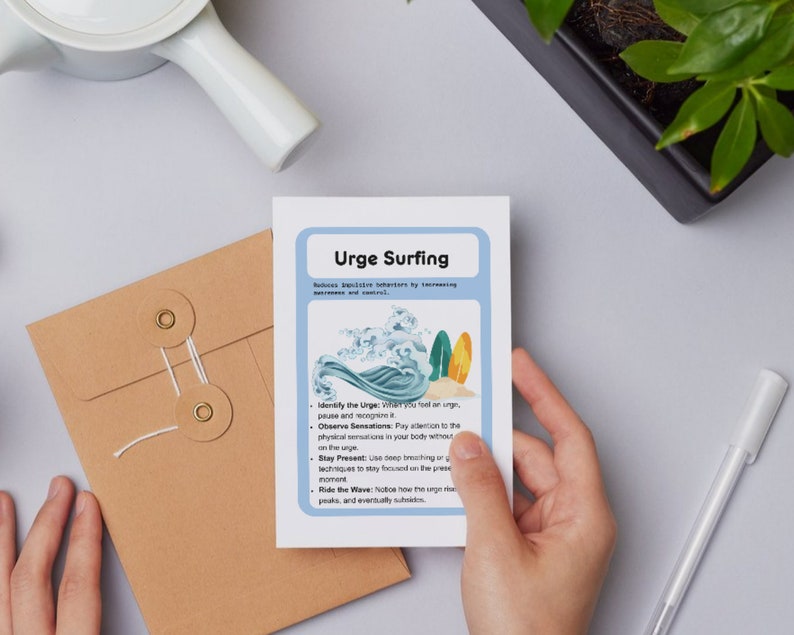 Op de afbeelding: Een blauwe en witte kaart met de titel "Urge Surfing" en een afbeelding van een surfer die op een golf surft. De kaart beschrijft een techniek om met drang om te gaan door de drang te identificeren, te observeren en de golf van de drang te berijden.