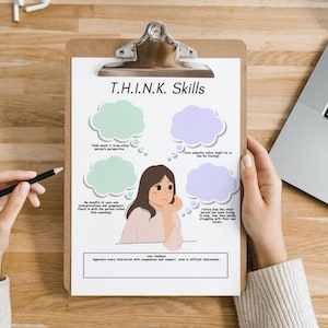 Pu&ograve; includere: Un appunti con un grafico stampato "T.H.I.N.K. Skills", con un'illustrazione di cartoni animati e fumetti. Il grafico &egrave; tenuto da una persona con una matita, vicino a un laptop su una superficie di legno.