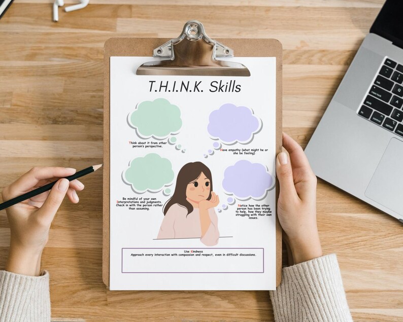Pu&ograve; includere: Un appunti con un grafico stampato "T.H.I.N.K. Skills", con un'illustrazione di cartoni animati e fumetti. Il grafico &egrave; tenuto da una persona con una matita, vicino a un laptop su una superficie di legno.
