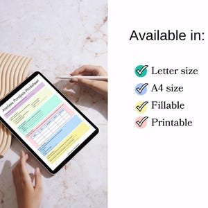 Op de afbeelding: Een digitale tablet toont een kleurrijk "Analyse Paralyse Werkblad" met tekst en tabellen. De tekst "Beschikbaar in:" wordt weergegeven met vinkjes naast "Letterformaat", "A4-formaat", "Invulbaar" en "Afdrukbaar". Een hand houdt een stylus vast.