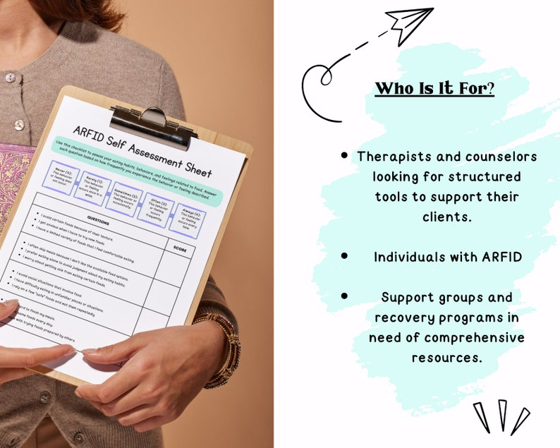 Pu&ograve; includere: Un foglio bianco con il titolo "ARFID Self Assessment Sheet" e un elenco di domande sui comportamenti alimentari. Il foglio &egrave; tenuto dalle mani di una persona. Il testo "Who Is It For?" &egrave; scritto in nero su uno sfondo blu chiaro con una freccia bianca che punta al testo. Il testo sotto il titolo "Who Is It For?" elenca gli utenti previsti del foglio di valutazione: terapeuti e consulenti, persone con ARFID e gruppi di supporto e programmi di recupero.