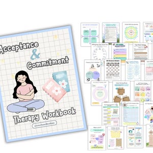 Peut inclure: Un cahier de travail intitulé "Acceptance & Commitment Therapy Workbook" avec une illustration de dessin animé d'une personne méditant. La couverture est bleu clair avec un motif quadrillé et le texte "Acceptance & Commitment".
