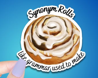 Può includere: Un adesivo bianco con un'illustrazione di un cornetto alla cannella e il testo "Synonym Rolls like grammar used to make".