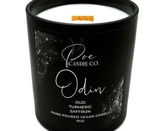 Könnte beinhalten: Ein schwarzes Kerzenglas mit weißem Wachs und einem Holzdocht. Das Etikett zeigt den Text Poe Candle Co. Odin, Oud, Turmeric, Saffron, Hand Poured Vegan Candle, 9oz, auf schwarzem Hintergrund mit weißen, marmorartigen Akzenten.