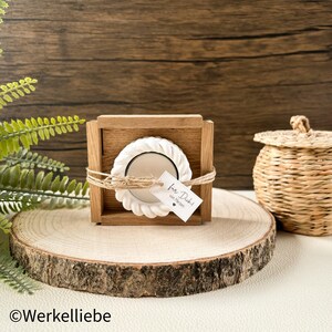 Könnte beinhalten: Eine weiße Kerze in einer Holzkiste mit einem Etikett, auf dem "für Dich" mit einem Herzen und "von Herzen" steht. Die Kiste steht auf einer Holzscheibe.