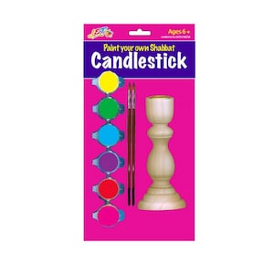 Peut inclure: Un kit de bougeoir de Shabbat à peindre soi-même. Le kit comprend un bougeoir en bois, des pots de peinture jaune, vert, bleu, violet, rouge et rose, et deux pinceaux. L'emballage est rose avec les mots "Paint your own Shabbat Candlestick".