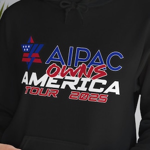 Puede incluir: Sudadera con capucha negra con bolsillo delantero. La sudadera presenta el texto "AIPAC OWNS AMERICA TOUR 2025" en rojo, blanco y azul, con un gráfico de estrella. El diseño está centrado en el pecho.