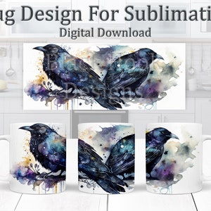 Könnte beinhalten: Ein Sublimationsdesign mit zwei schwarzen Raben mit einem galaktischen Muster auf ihren Federn. Die Raben sitzen auf einem Ast mit aquarellartigen violetten und blauen Akzenten. Das Design ist perfekt für die Erstellung von individuellen Tassen.