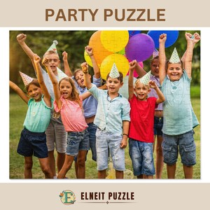 K&ouml;nnte beinhalten: Eine Gruppe von Kindern in Partyh&uuml;ten und mit Ballons posiert f&uuml;r ein Foto auf einer gr&uuml;nen Wiese. Die Kinder l&auml;cheln und lachen, und die Ballons sind bunt.