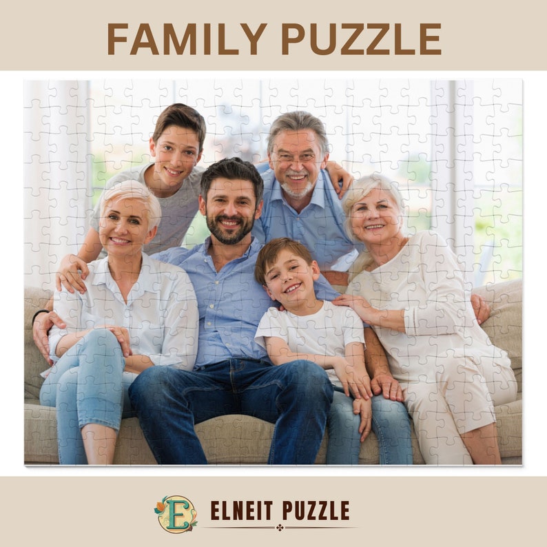 K&ouml;nnte beinhalten: Eine f&uuml;nfk&ouml;pfige Familie posiert f&uuml;r ein Foto auf einer Couch. Die Familie besteht aus zwei Erwachsenen, zwei Teenagern und einem kleinen Jungen. Die Erwachsenen l&auml;cheln und schauen in die Kamera. Die Teenager l&auml;cheln und schauen in die Kamera. Der kleine Junge l&auml;chelt und schaut in die Kamera.